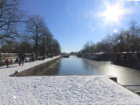 901382 Gezicht op het besneeuwde sluizencomplex in het Merwedekanaal bij de Keulsekade te Utrecht, met veel mensen die ...